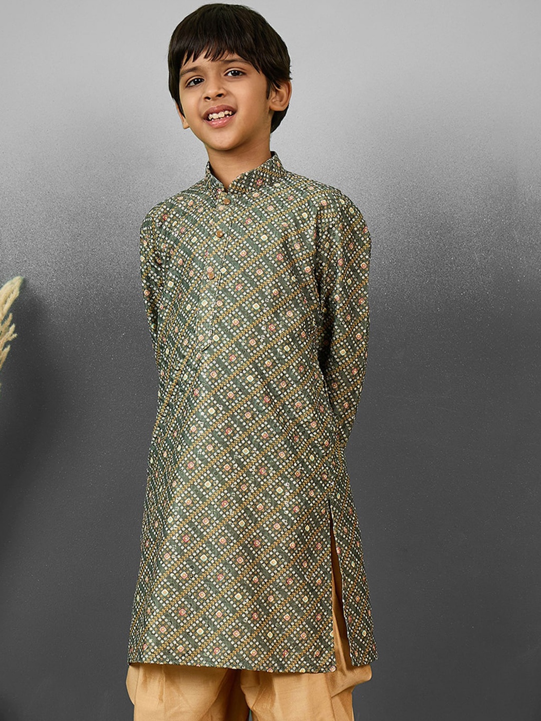 

YK Boys Bandhani Printed Mandarin Collar Sequinned Cotton Straight Kurta, Green