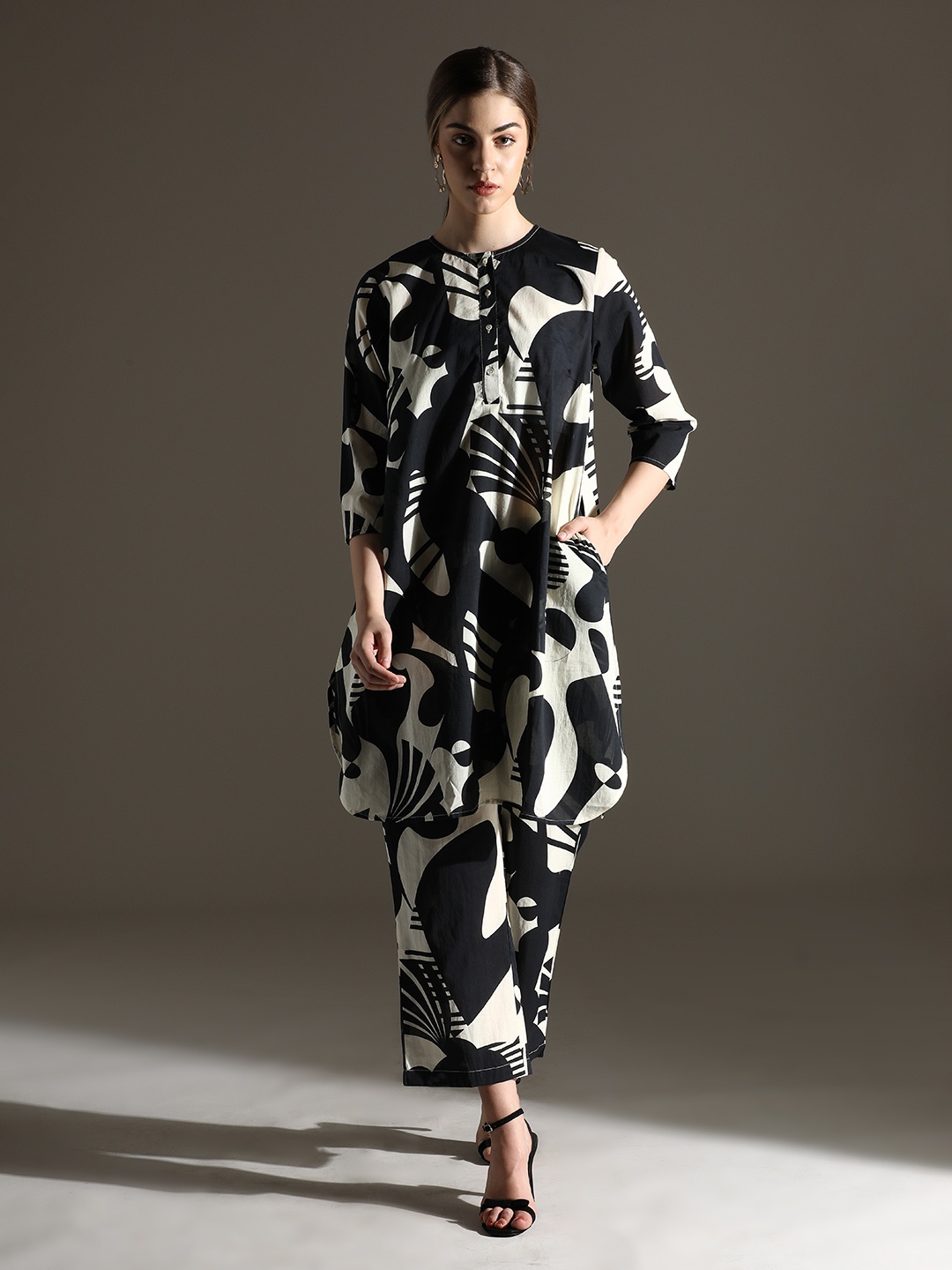 

Dora Dori Pure Cotton Round Neck Abstract Printed Kurta With Trouser, Black