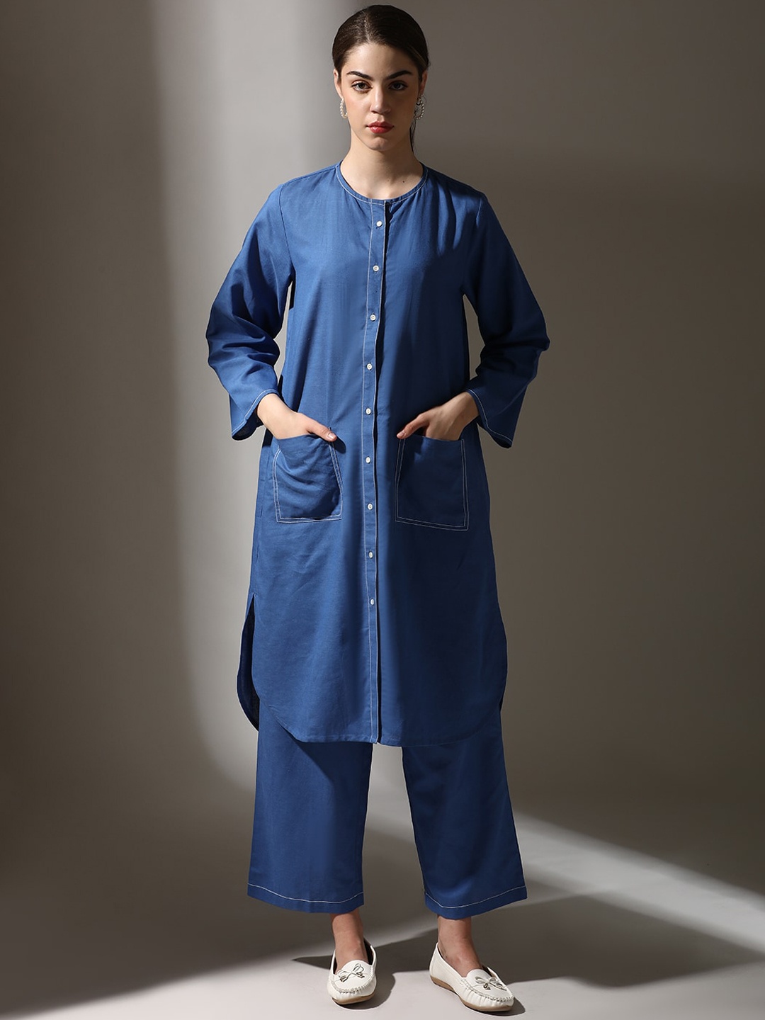 

Dora Dori Relaxed Fit Solid Round Neck Thread Work Front Pocket Kurta With Trouser, Blue