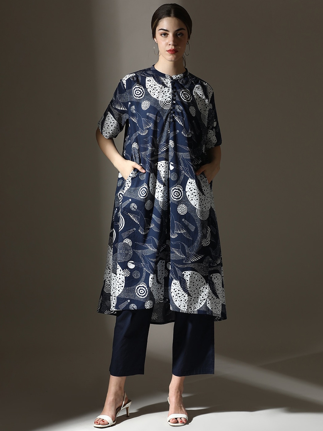

Dora Dori Relaxed Fit Geometric Printed Pure Cotton Mandarin Collar Kurta & Trouser, Navy blue