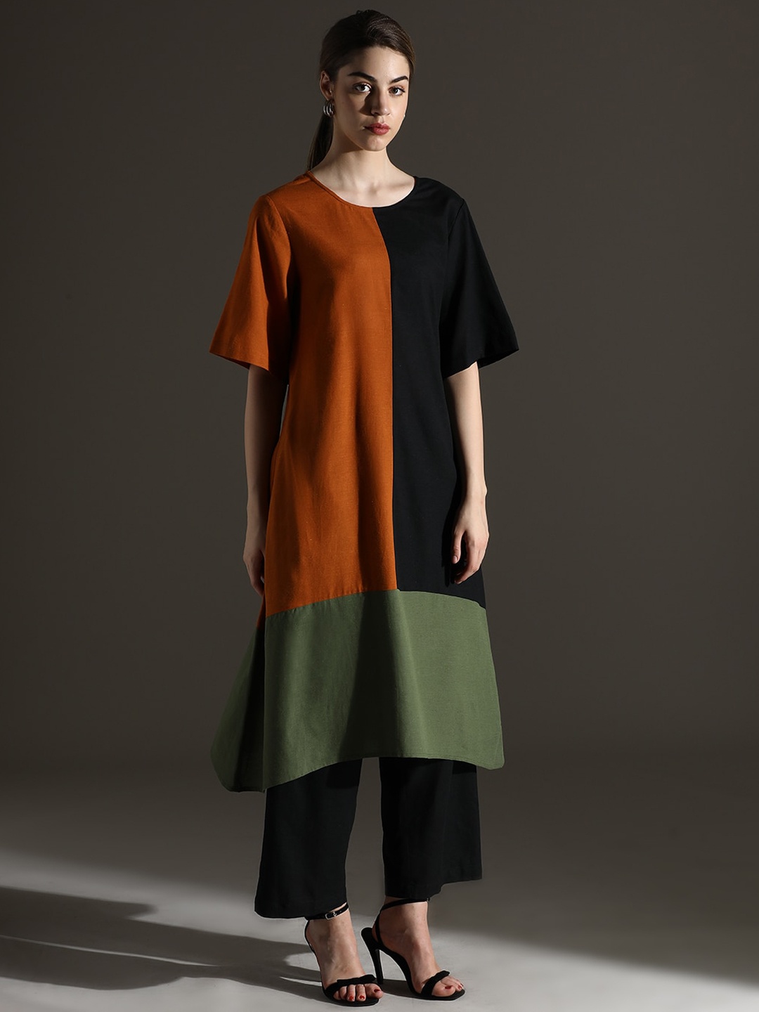 

Dora Dori Relaxed Fit Colorblocked Round Neck Kurta With Trouser, Black