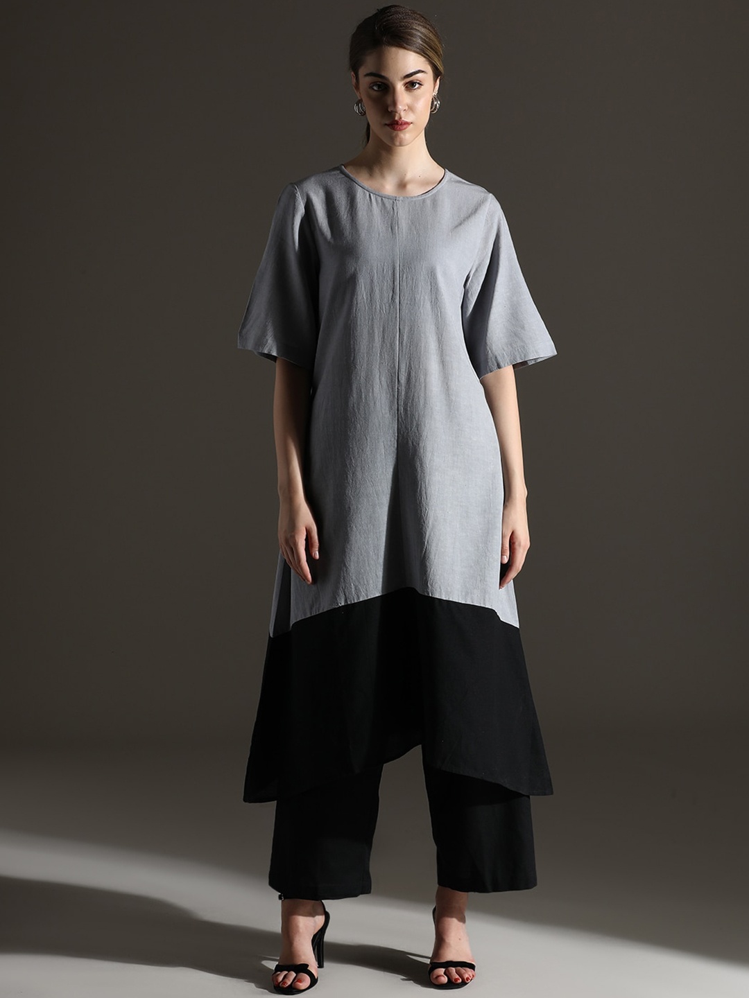 

Dora Dori Relaxed Fit Colorblocked Round Neck Kurta With Trouser, Grey