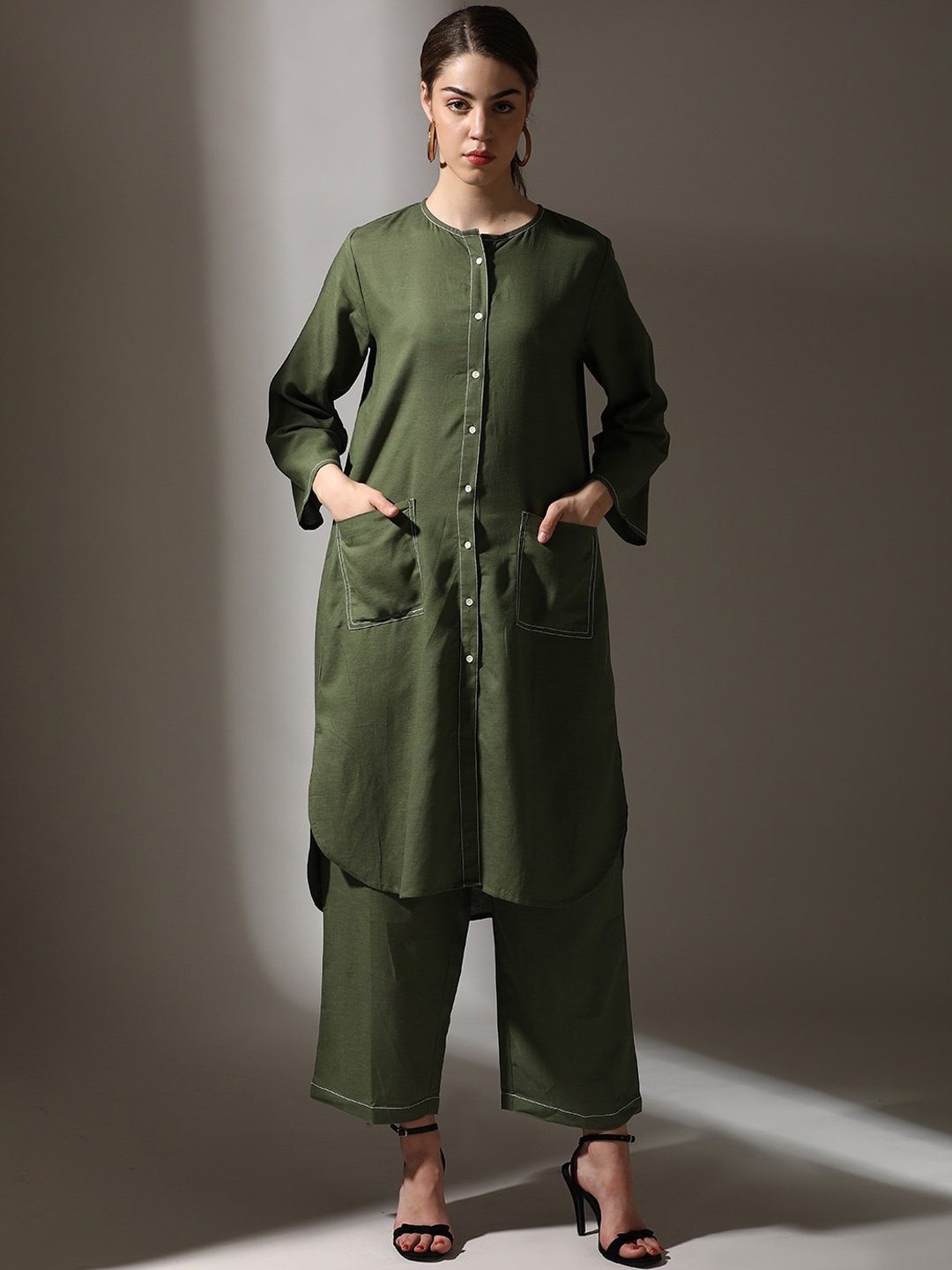 

Dora Dori Relaxed Fit Solid Round Neck Thread Work Front Pocket Kurta With Trouser, Olive