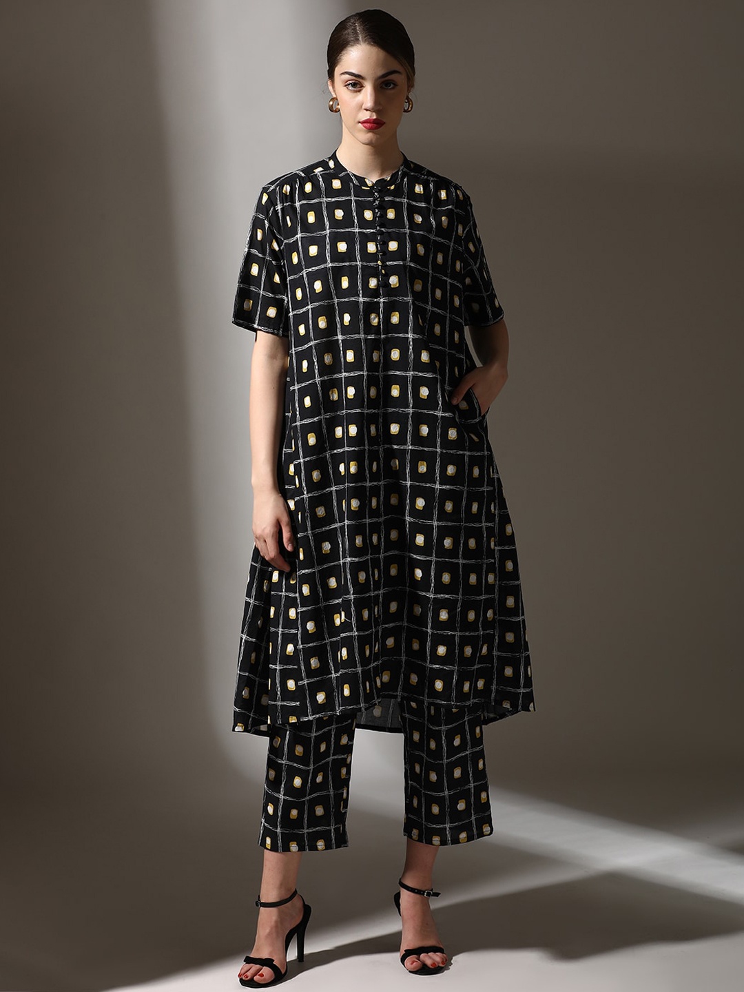 

Dora Dori Relaxed Fit Abstract Printed Pure Cotton Mandarin Collar Kurta & Trouser, Black