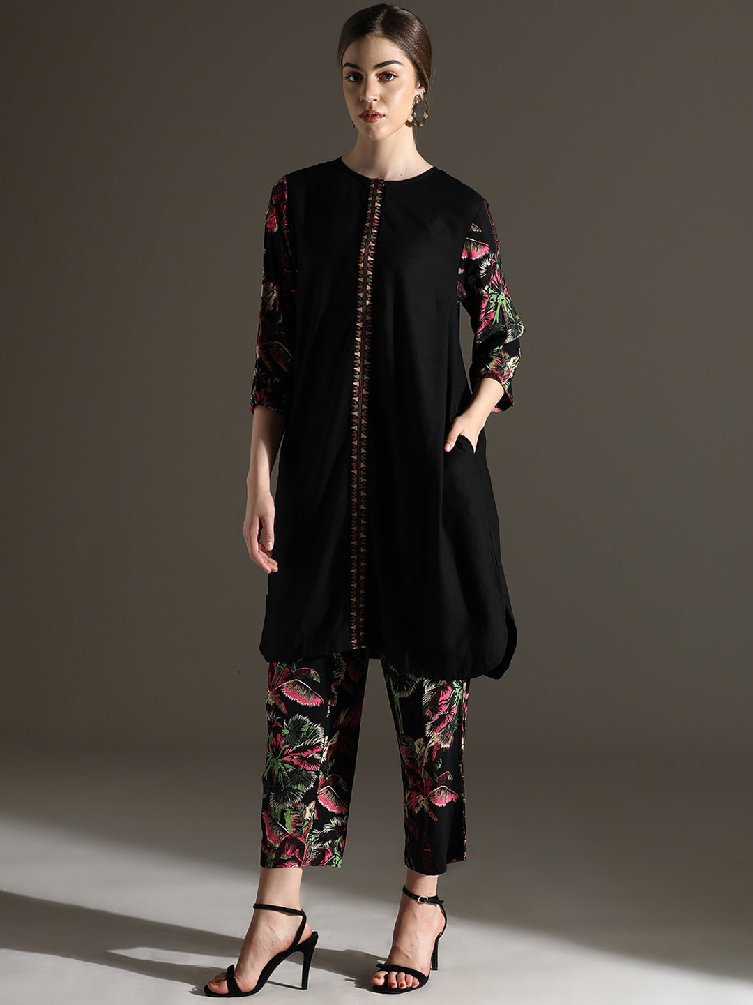 

Dora Dori Floral Digital Printed Round Neck Kurta With Trouser, Black