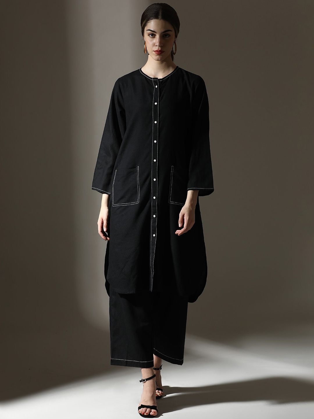 

Dora Dori Relaxed Fit Solid Round Neck Thread Work Front Pocket Kurta With Trouser, Black