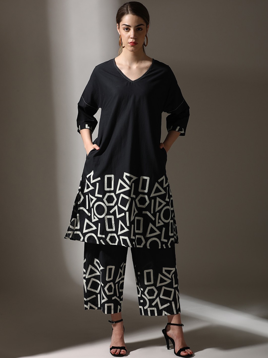 

Dora Dori Relaxed Fit Abstract Printed Pure Cotton V-Neck Thread Work Kurta & Trouser, Black