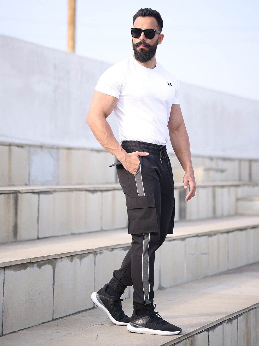 

House of Heroes Men Slim Fit Cargos Joggers, Black