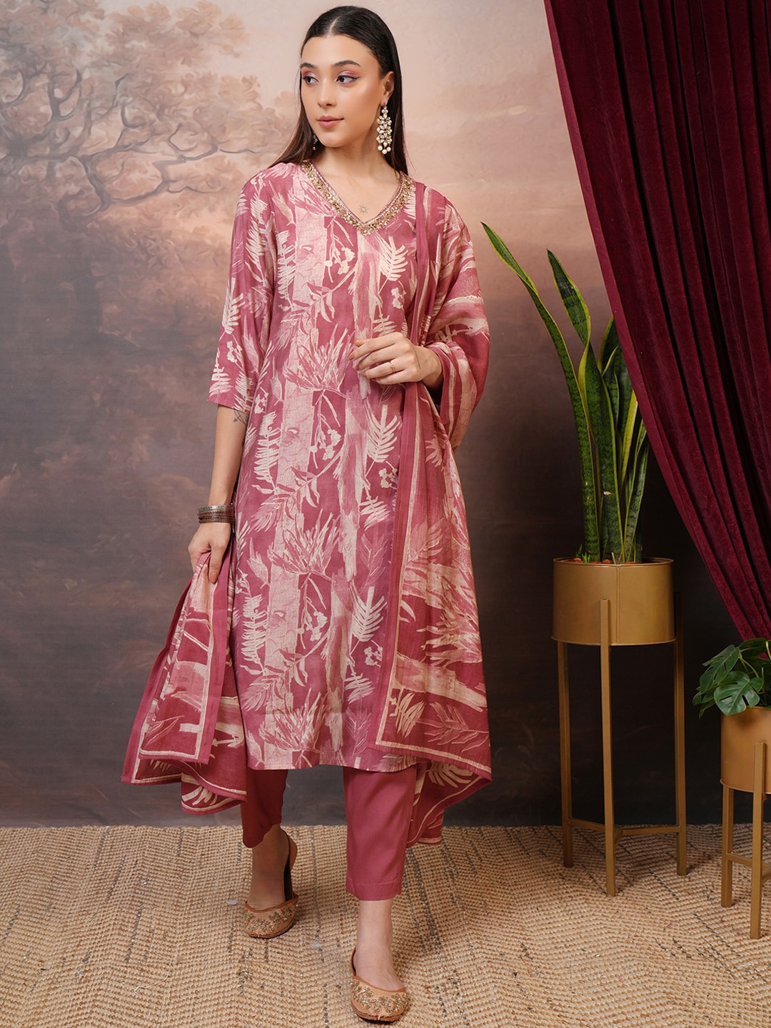 

Vishudh Floral Printed Regular Beads and Stones Kurta with Trouser & Dupatta, Peach