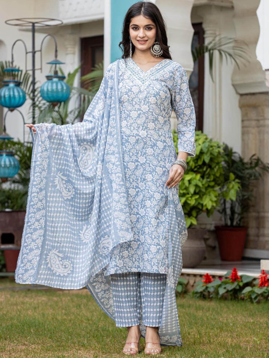 

Varanga Paisley Printed Regular Kurta with Trouser & Dupatta, Grey