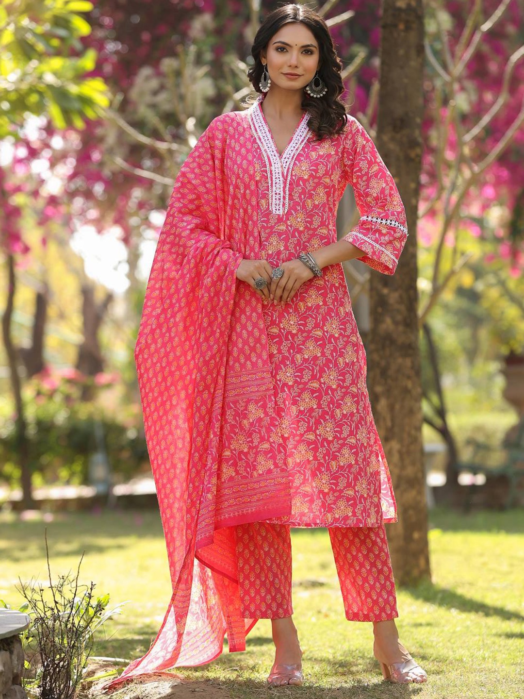 

Varanga Floral Printed Regular Straight Kurta with trousers & with Dupatta, Pink