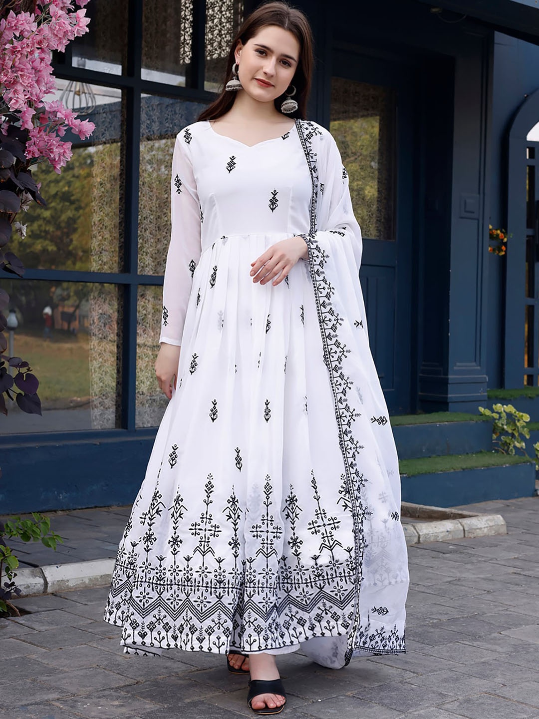 

Kedar Fab Floral Embroidered Sweetheart Neck Georgette Anarkali Kurta, White