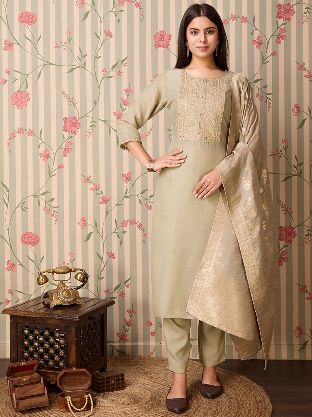 

Ode by House of Pataudi Floral Yoke Design Regular Mirror Work Kurta & Trousers & Dupatta, Olive