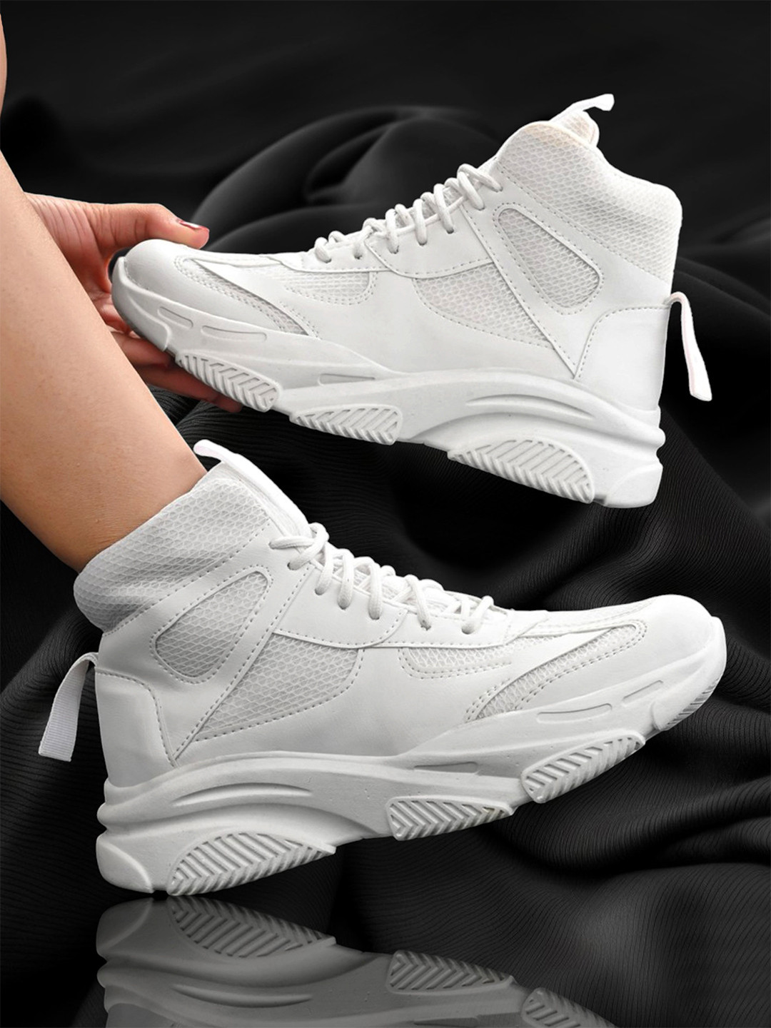 

Layasa Women Round Toe Sneakers, White