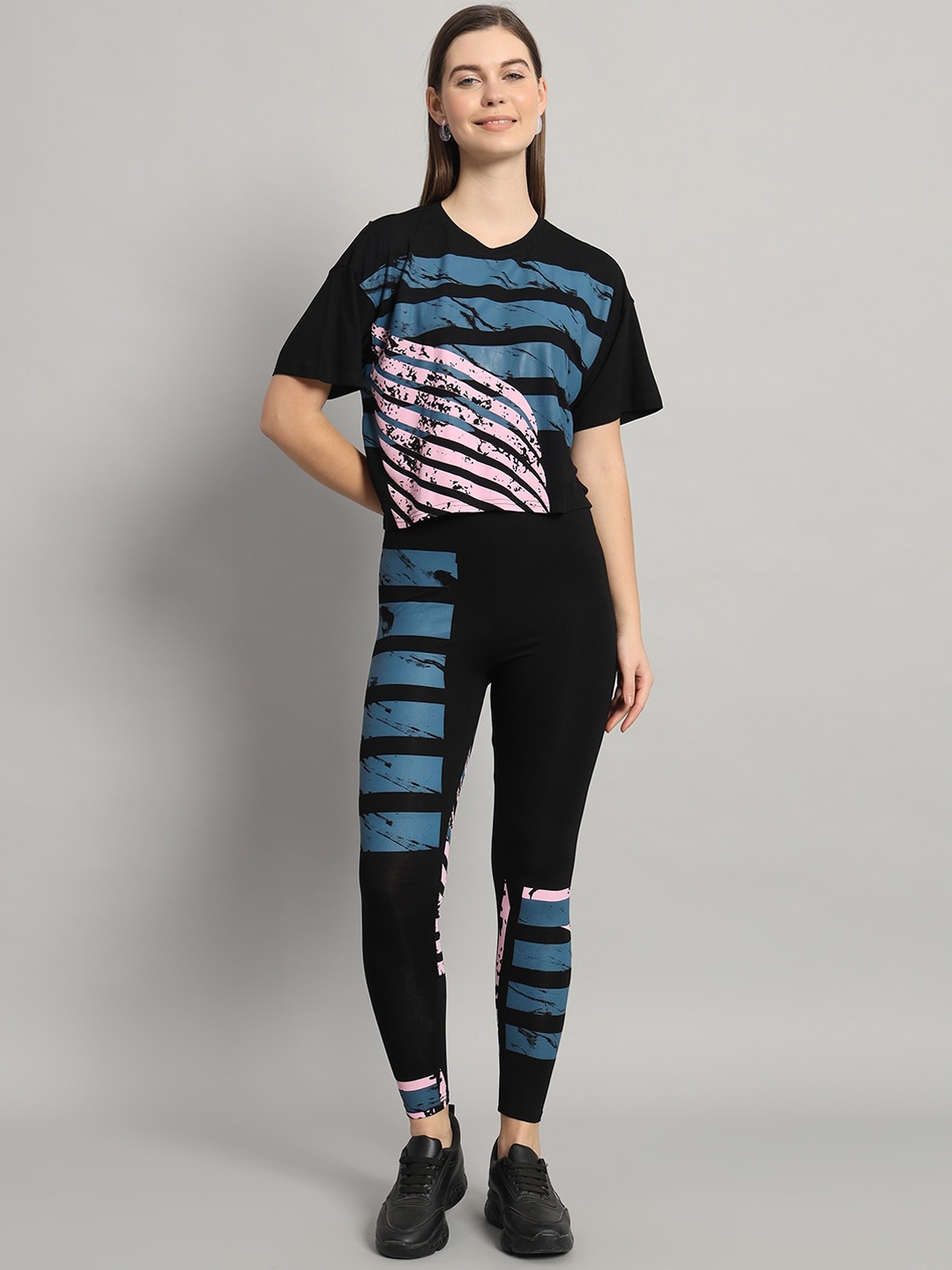 

NEWD Geometric Printed T-shirt & Mid-Rise Tights, Black