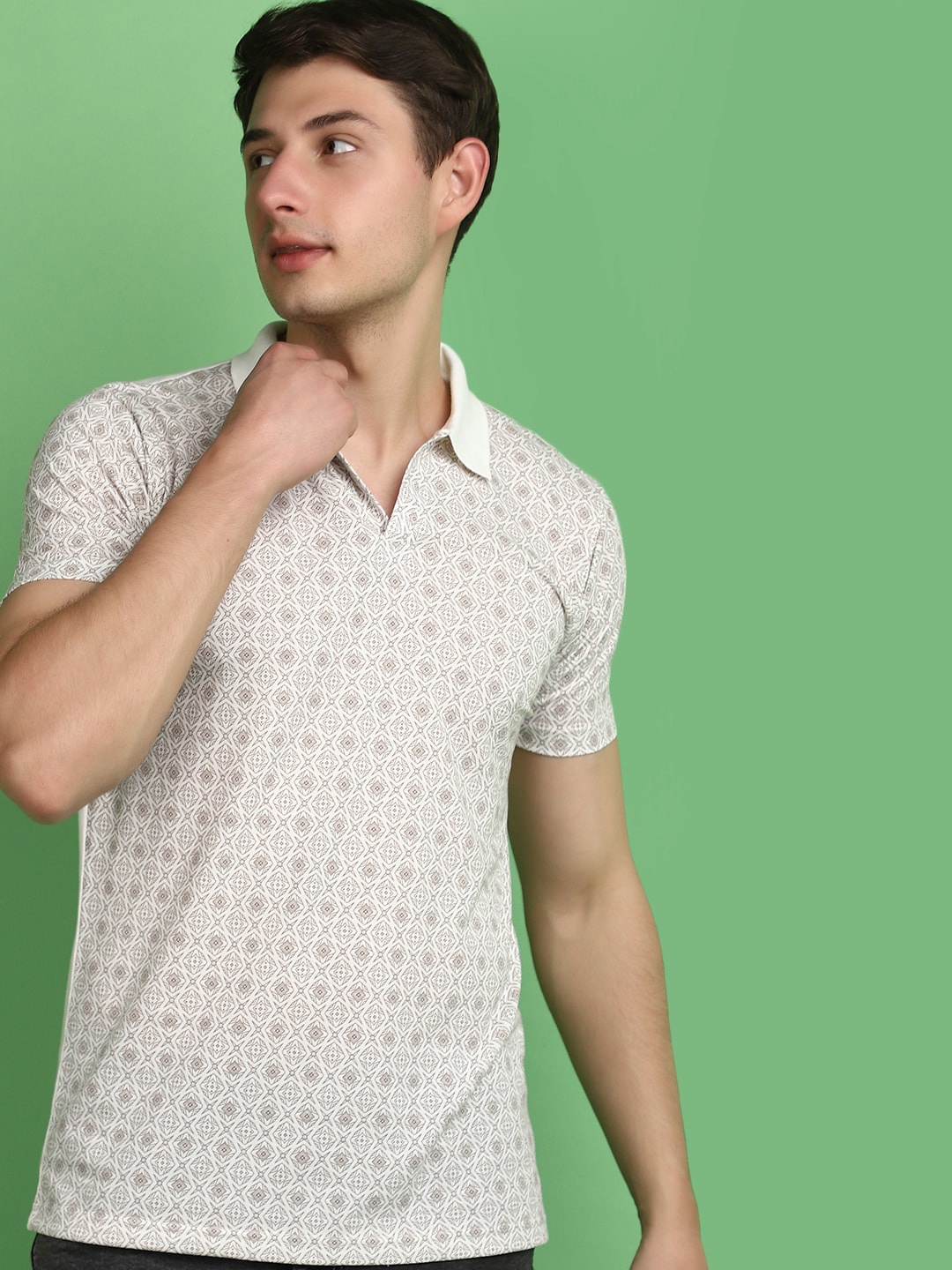 

V-Mart Geometric Printed Polo Collar Slim Fit T-shirt, Off white