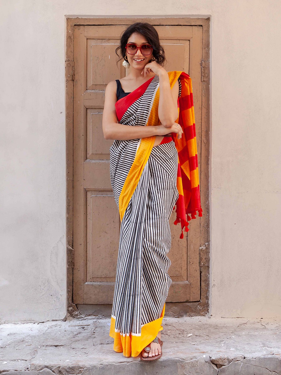 

Moora Striped Printed Pure Cotton Bagru Saree, White