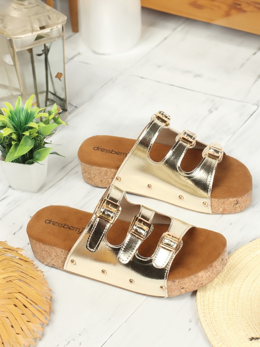 

DressBerry Gold Toned Buckle Detailed Flatform Heels