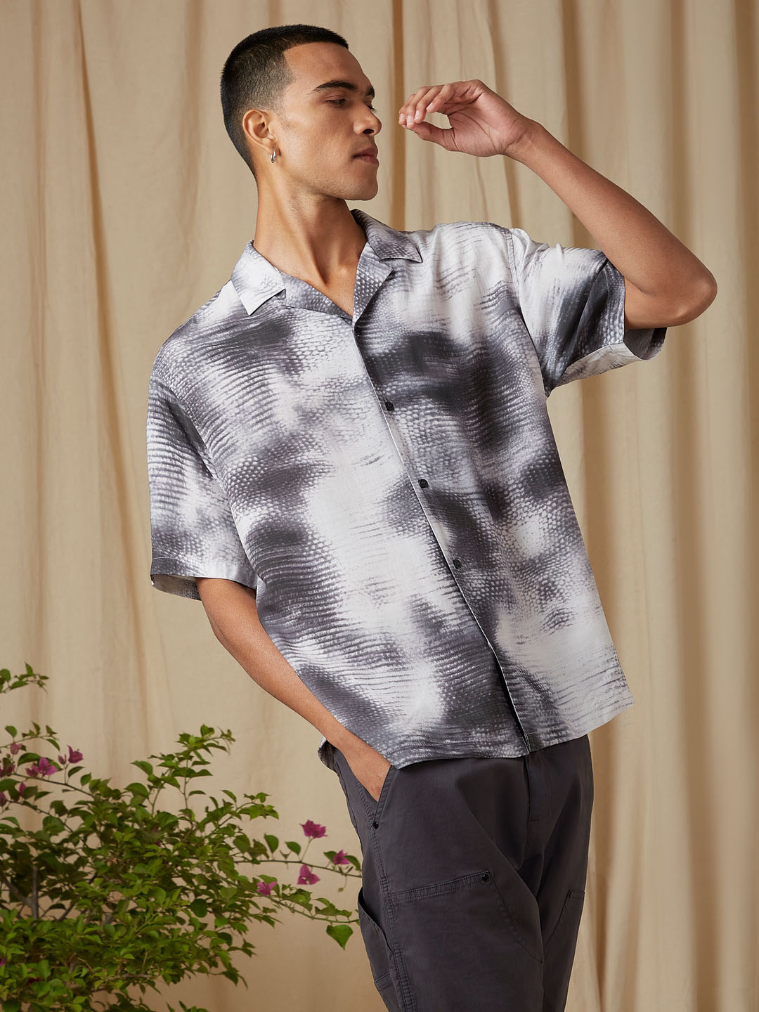 

4 TRIPLE O FIVE O BY MUFTI Abstract Printed Spread Collar Short Sleeves Oversized Casual Shirt, Grey