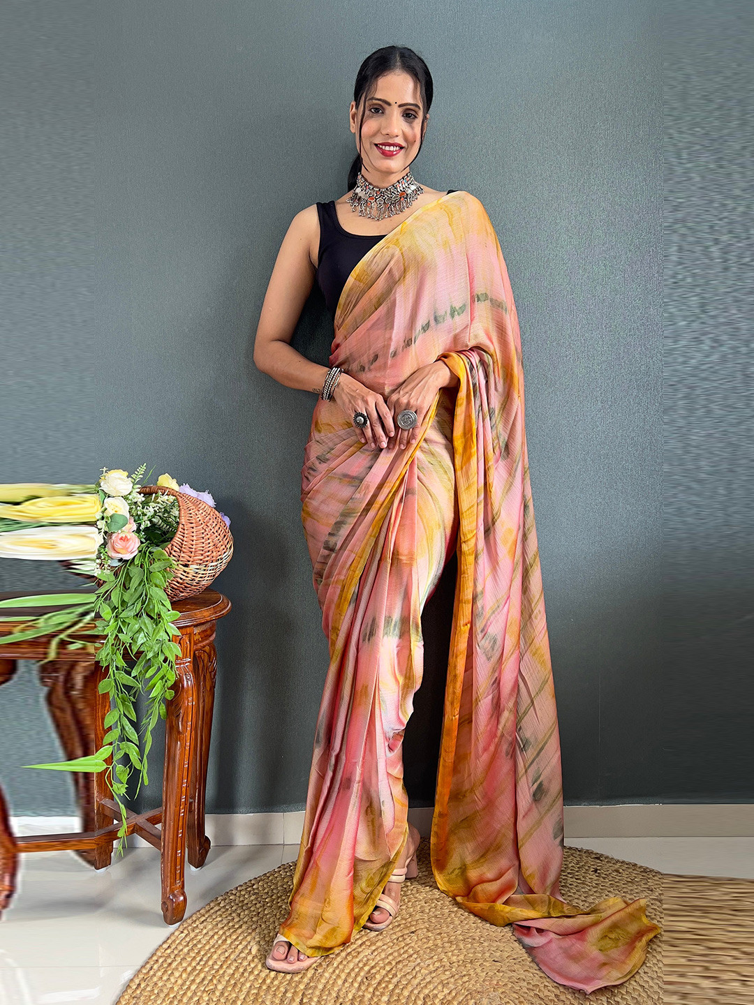 

Reeta Fashion Tie and Dye Velvet Ready to Wear Saree, Peach