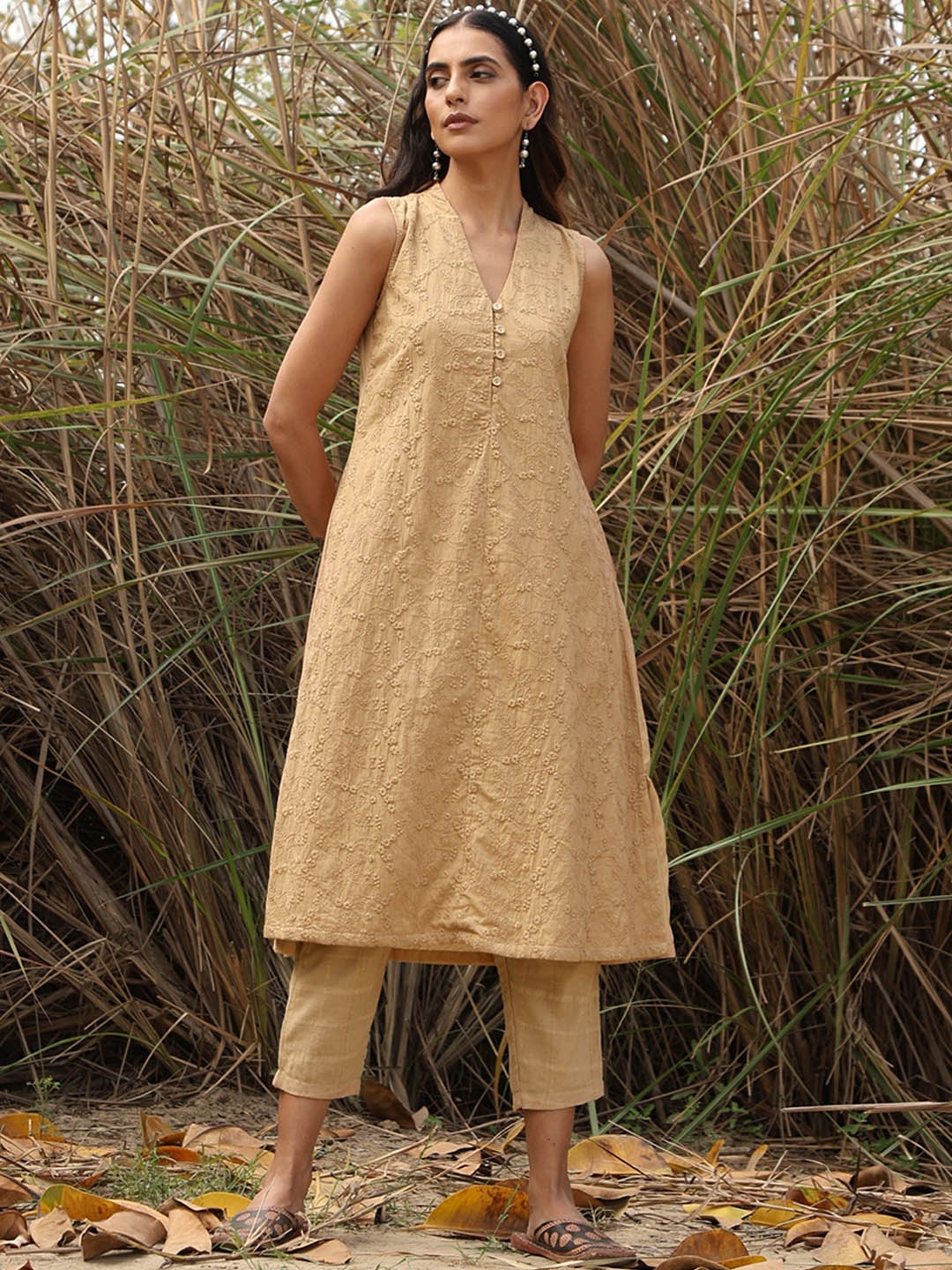 

trueBrowns Ethnic Motifs V-Neck Regular Kurta with Trousers, Nude