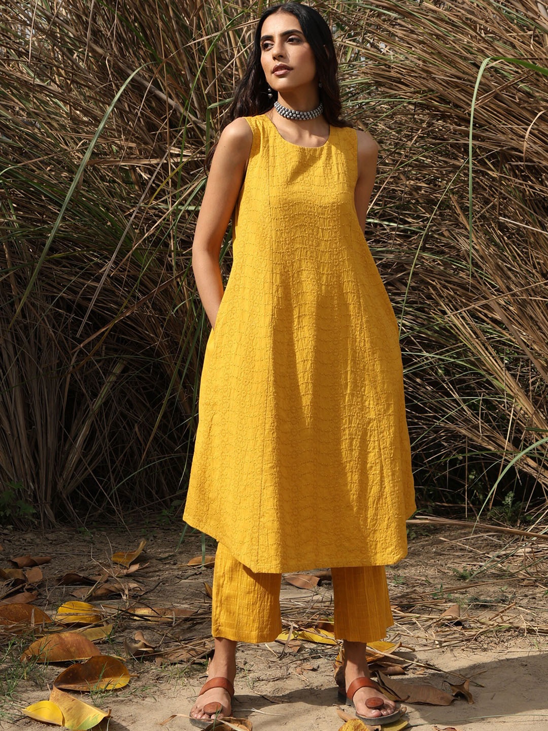 

trueBrowns Floral Embroidered Regular Thread Work Kurta with Trousers, Mustard