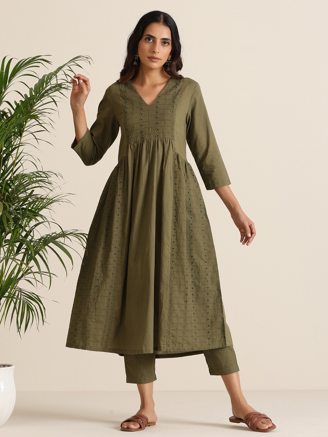 

trueBrowns Ethnic Motifs Embroidered Pleated A-Line Kurta With Trousers, Green