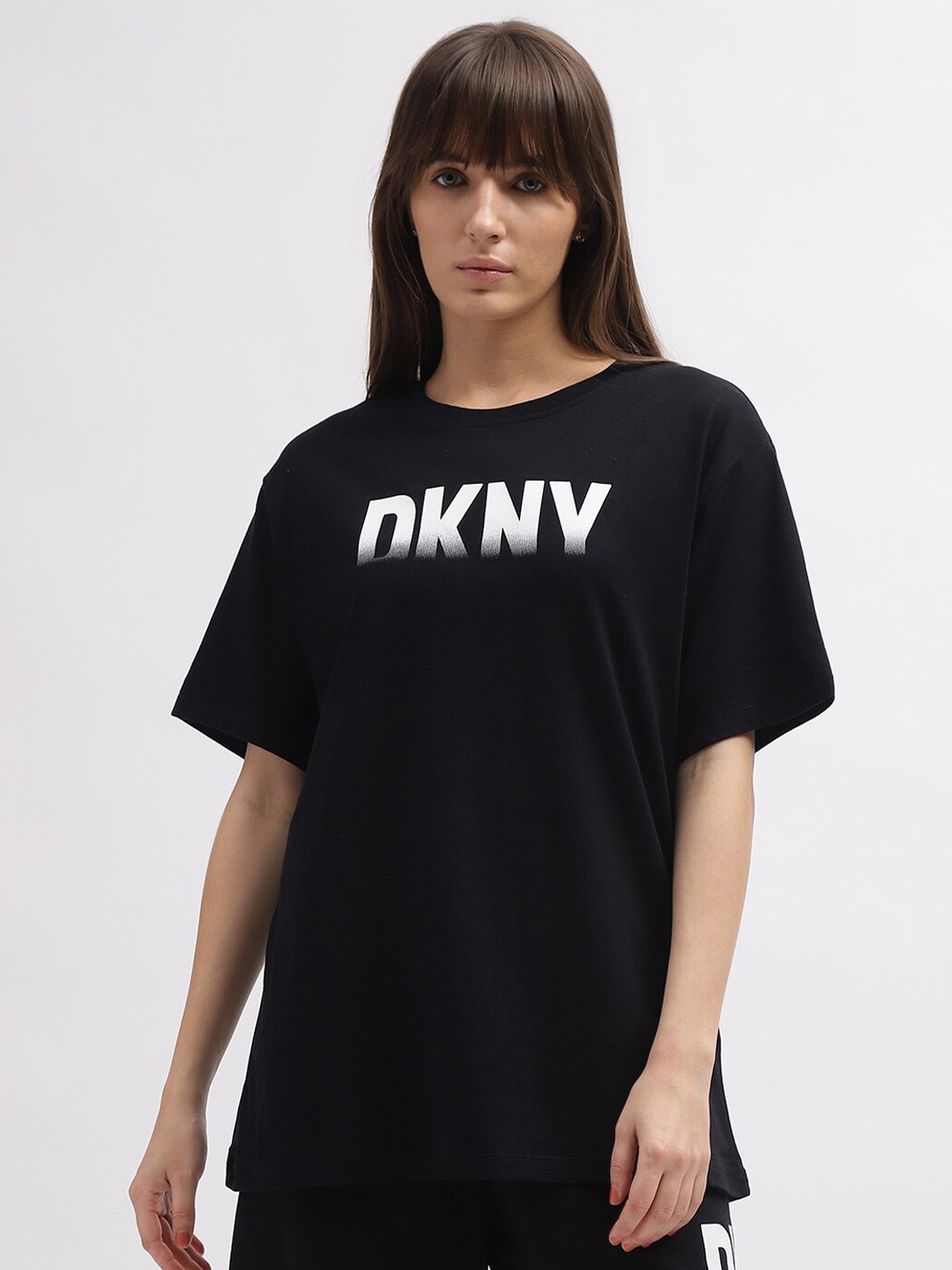 

DKNY Round Neck Drop-Shoulder Sleeves Typography Printed Cotton Regular Fit T-shirt, Black