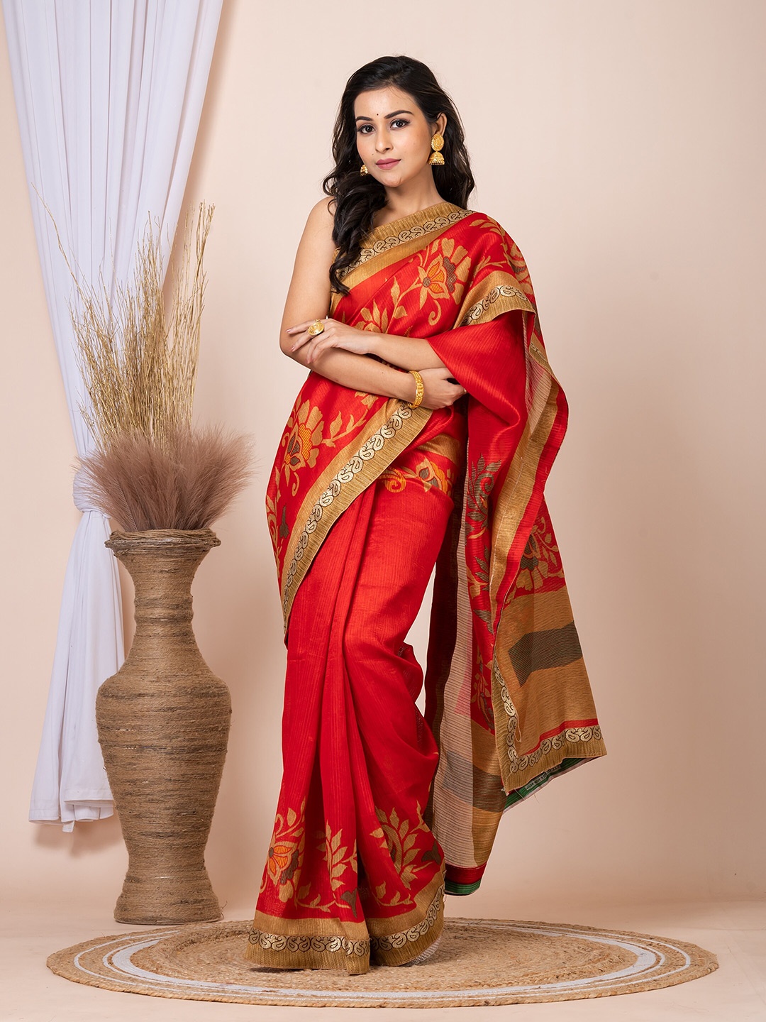 

Laa Calcutta Floral Printed Saree, Red