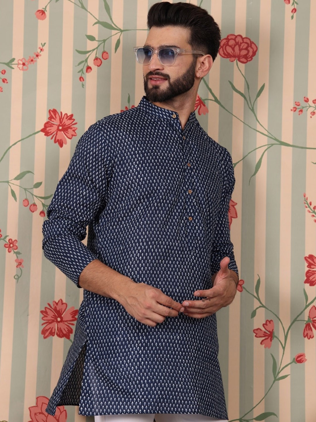 

Ode by House of Pataudi Mandarin Collar Geometric Printed Cotton Kurta, Navy blue