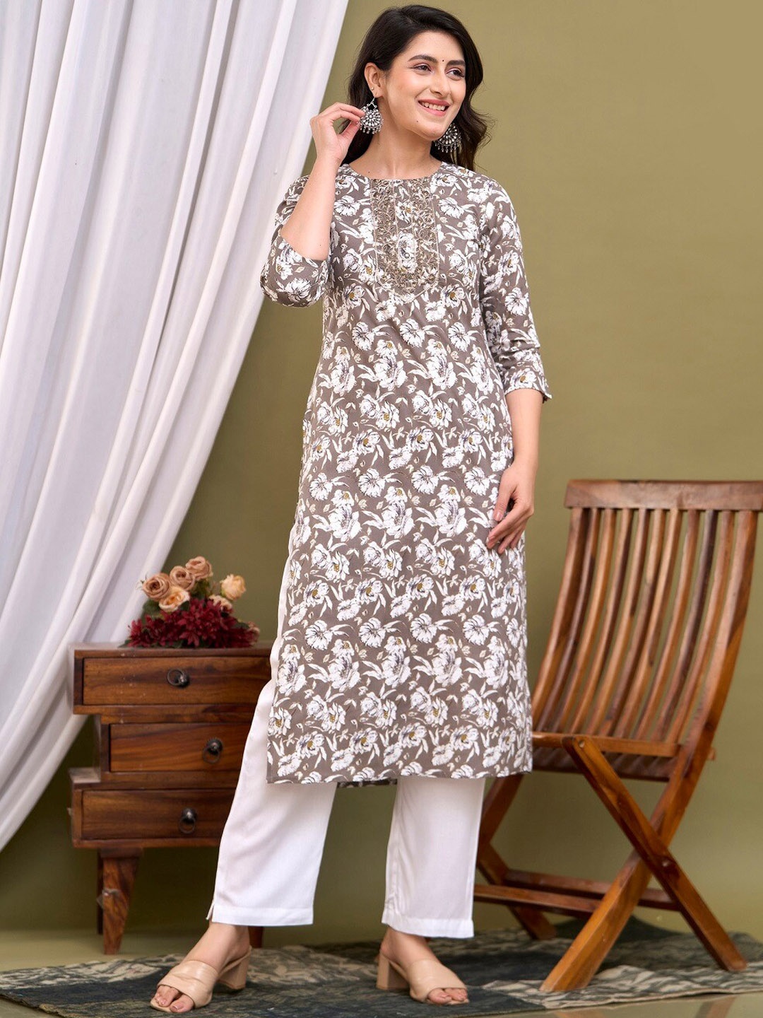 

A&K Floral Printed Regular Thread Work Kurta With Trousers, Grey