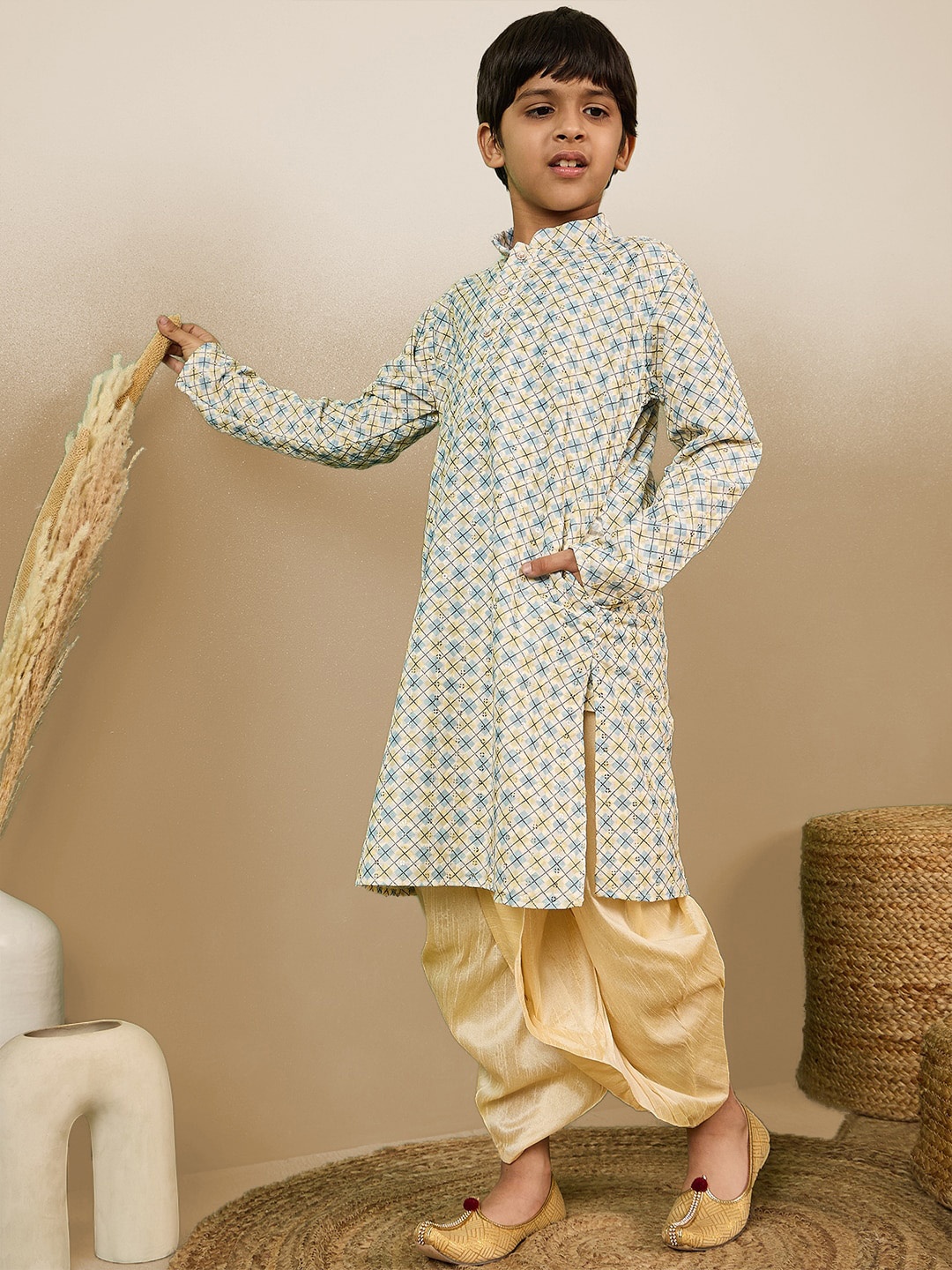 

Sanwara Boys Abstract Woven Design Mandarin Collar Sequinned Cotton Straight Kurta, Yellow