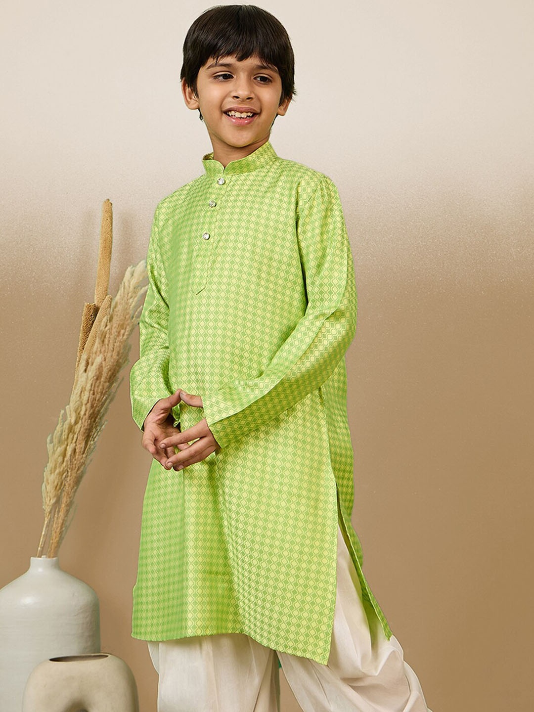 

Sanwara Boys Checked Mandarin Collar Long Sleeves Straight Kurta, Green