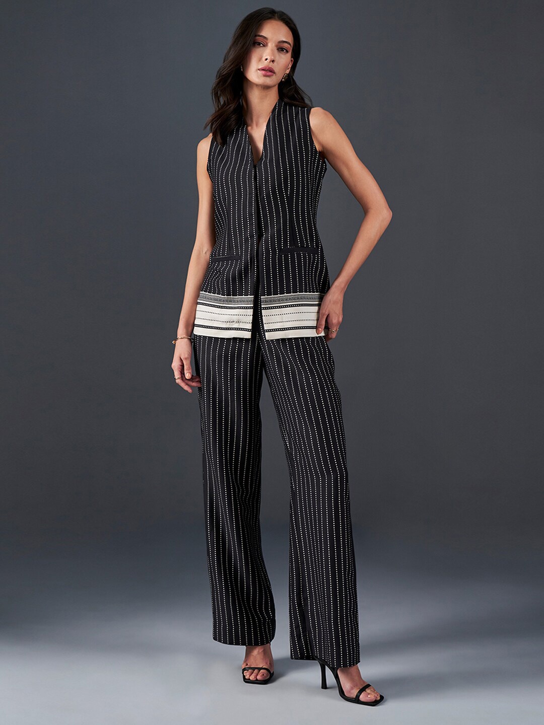 

AND Printed V-Neck Top With Trousers, Black