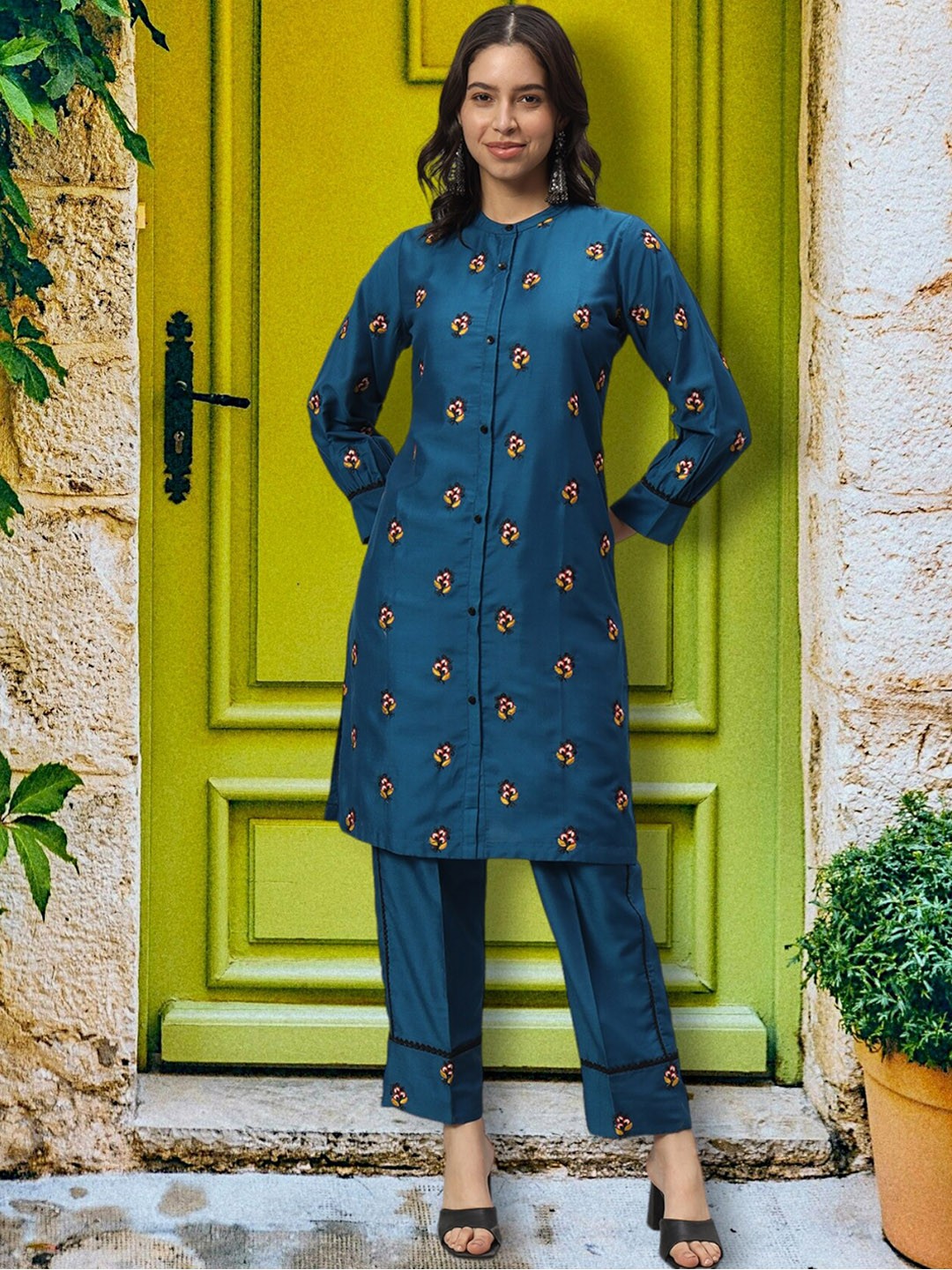 

Growish Mandarin Collar Embroidered Straight Kurta with Trouser, Blue