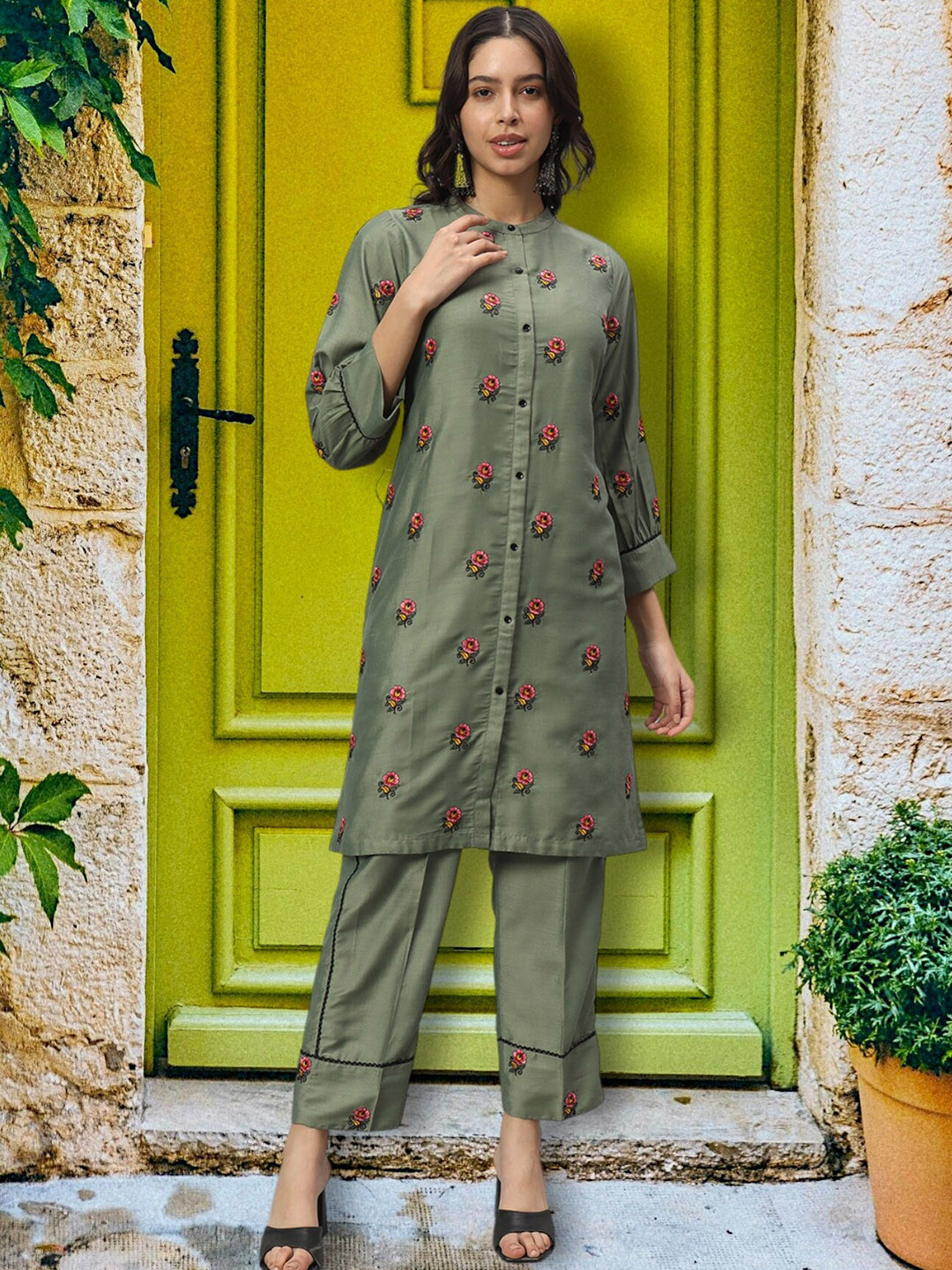 

Growish Mandarin Collar Embroidered Co-Ords Set, Green