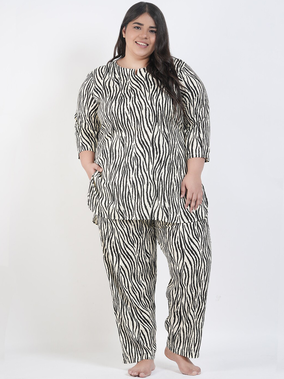 

LastInch Abstract Printed Top With Pyjamas, Black