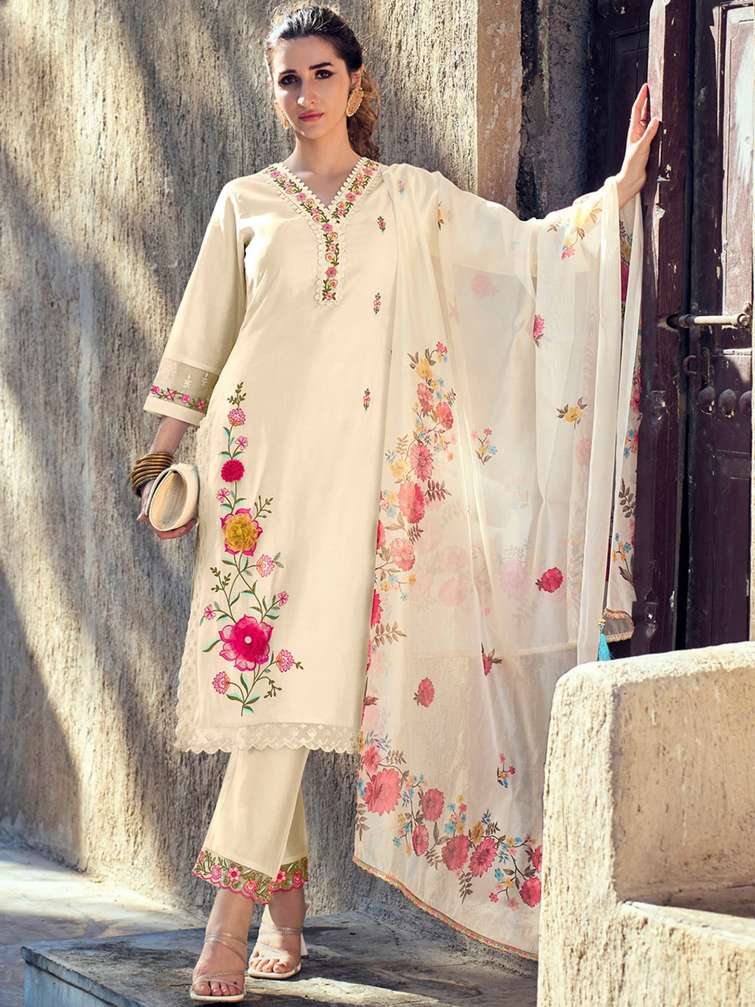 

MOJILAA Floral Embroidered Regular Beads and Stones Kurta with Trousers & With Dupatta, Cream