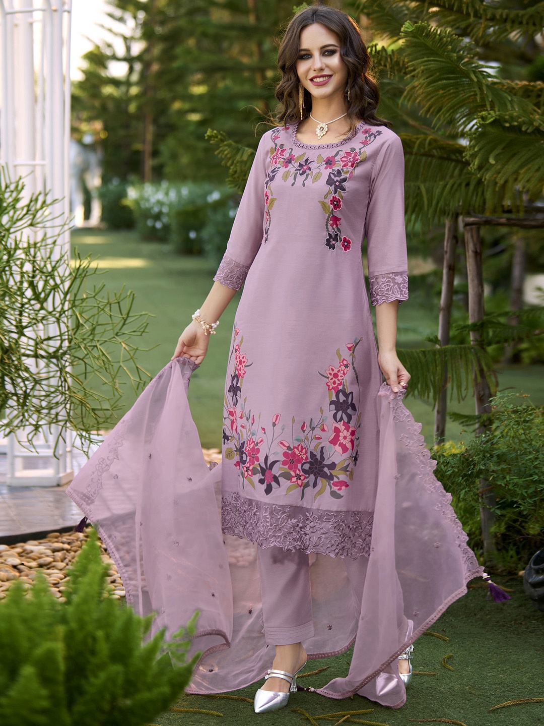 

MOJILAA Floral Embroidered Thread Work Chanderi Silk Kurta With Trousers & Dupatta, Lavender