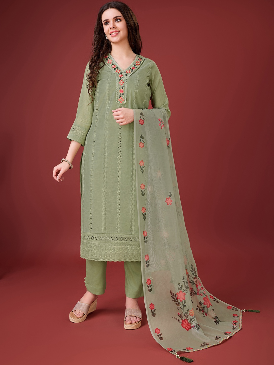 

MOJILAA Ethnic Motifs Embroidered V-Neck Three-Quarter Sleeves Chanderi Silk Kurta Set, Green