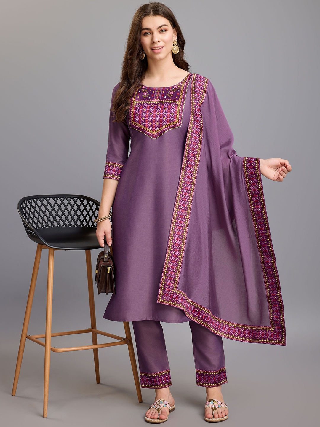 

MOJILAA Printed Regular Gotta Patti Kurta with Trousers & Dupatta, Mauve