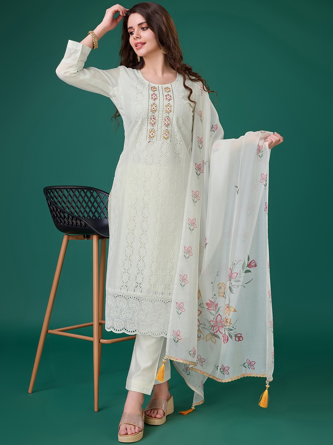 

MOJILAA Ethnic Motifs Embroidered Round Neck Three-Quarter Sleeves Chanderi Silk Kurta Set, Off white