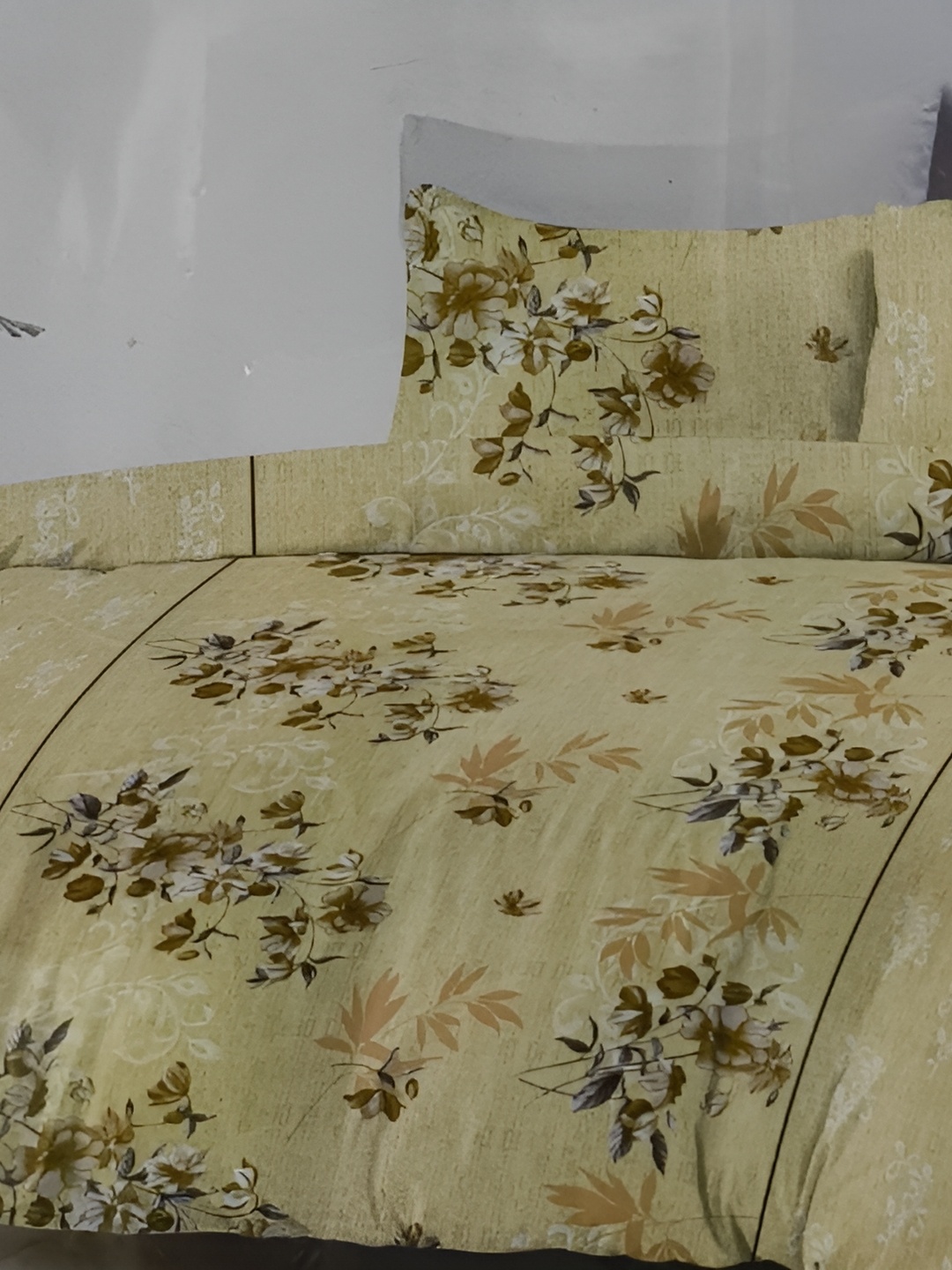 

Signature Yellow & White Floral 210 TC King Bedsheet with 2 Pillow Covers