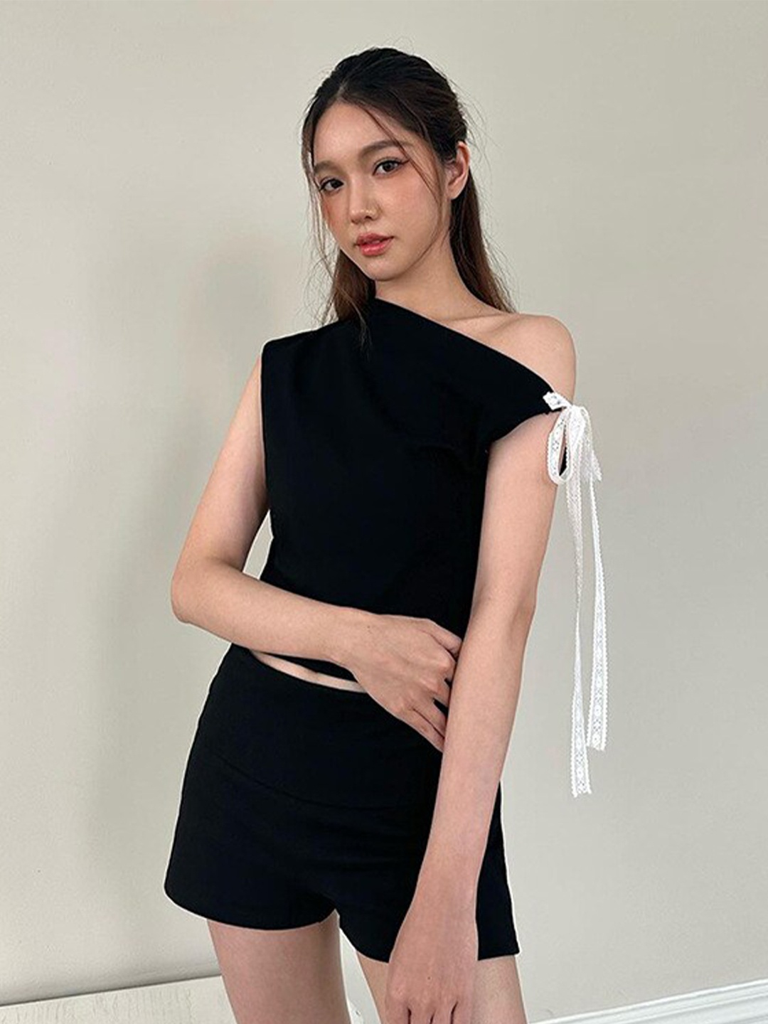 

StyleCast x Revolte Black One Shoulder Georgette Top