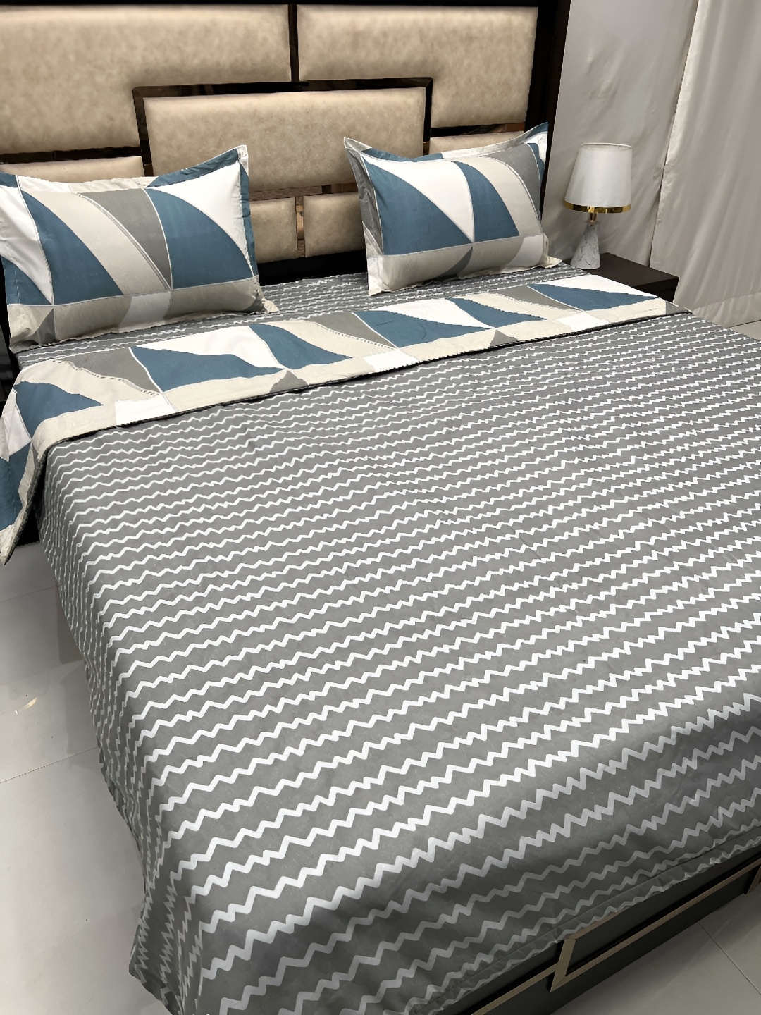 

Pure Decor Grey & White 4 Pieces Geometric Cotton Double King Superfine Bedding Set