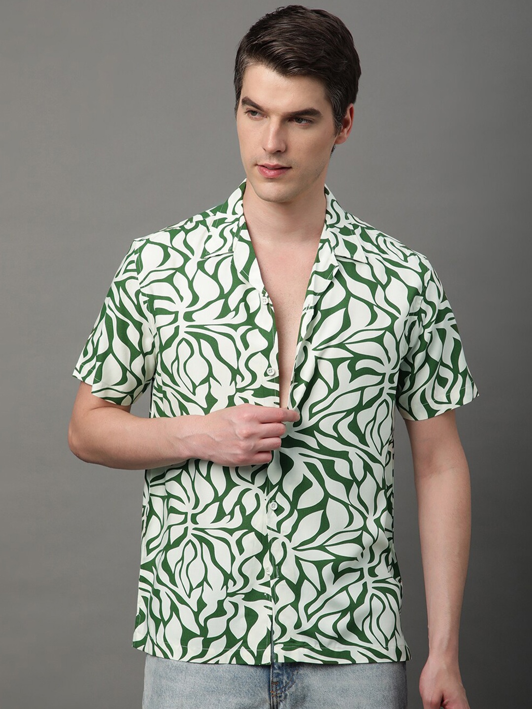 

Voroxy Relaxed Abstract Printed Opaque Casual Shirt, Green