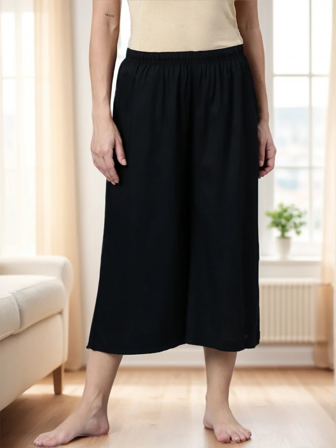 

Kryptic Women Mid-Rise Pure Cotton Relaxed Fit Capris, Black