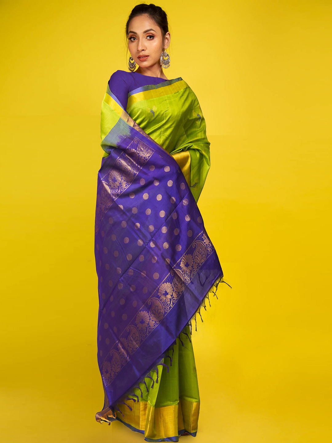 

Unnati Silks Ethnic Motifs Woven Design Zari Handloom Pure Silk Kanjeevaram Saree, Green