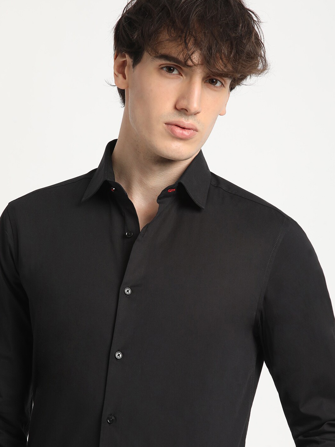 

THE BEAR HOUSE Men Solid Tailored Fit Formal Shirt, Black