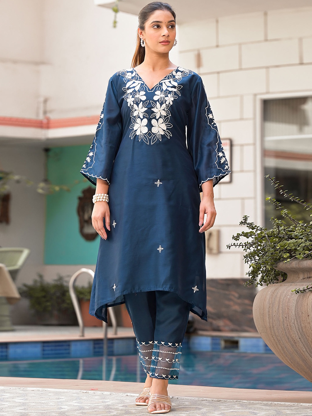 

Peachmode Floral Embroidered V-Neck Chanderi Silk Straight Kurta with Trousers, Blue